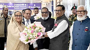 দুই সপ্তাহের সফর শেষে দেশে ফিরলেন প্রধানমন্ত্রী