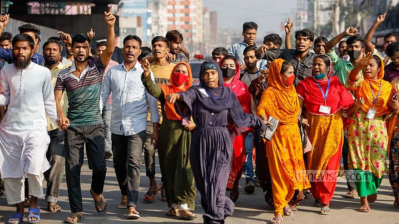 বেতন বৃদ্ধির দাবিতে গাজীপুর চৌরাস্তা এলাকায়&amp;nbsp; মঙ্গলবার সকালে পোশাক শ্রমিকদের বিক্ষোভ।&amp;nbsp;ছবি: মাহমুদ জামান অভি