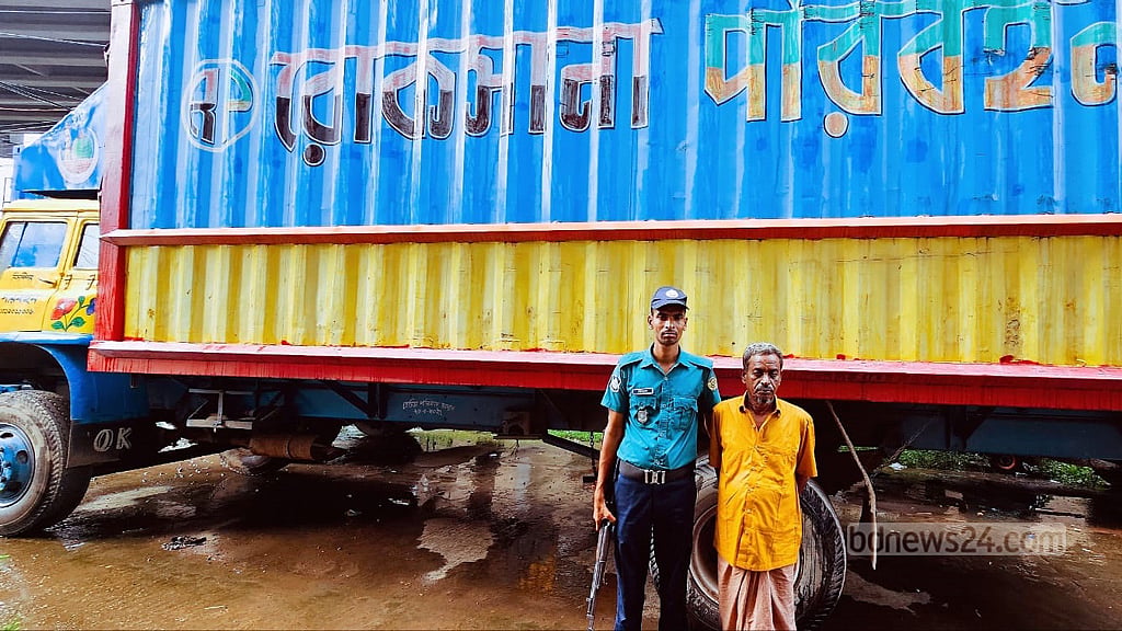 চট্টগ্রামে মানসিক ভারসাম্যহীন ব্যক্তিকে চাপা দেওয়া গাড়ির চালক গ্রেপ্তার