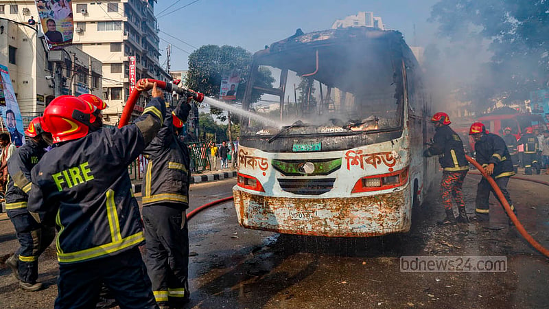 বিএনপি-জামায়াতের ডাকা হরতালের মধ্যে রোববার সকালে ঢাকার বায়তুল মোকাররম মসজিদের দক্ষিণ গেইটে বঙ্গবন্ধু জাতীয় স্টেডিয়ামের পাশের সড়কে শিকড় পরিবহনের একটি বাসে আগুন দেওয়া হলে ফায়ারসার্ভিস কর্মীরা তা নেভানোর চেষ্টা করেন। ছবি: মাহমুদ জামান অভি