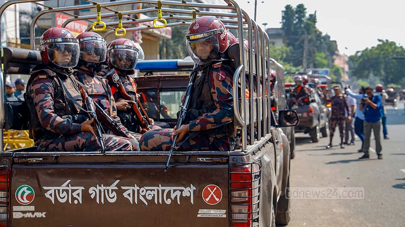 বিএনপি-জামায়াতের ডাকা হরতালের মধ্যে রোববার সকাল থেকে ঢাকার সড়কে টহলে ছিল বিজিবি।&amp;nbsp;ছবি: মাহমুদ জামান অভি