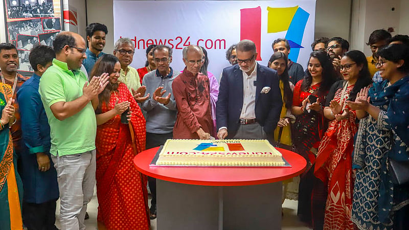 বিডিনিউজ টোয়েন্টিফোর ডটকমের ১৭ বছর পূর্তি উপলক্ষে সোমবার সন্ধ্যায় সহকর্মীদের সঙ্গে নিয়ে কেক কাটেন প্রধান সম্পাদক তৌফিক ইমরোজ খালিদী।