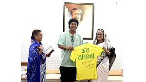 রোনালদিনিয়ো প্রধানমন্ত্রীকে দিলেন জার্সি, উপহার পেলেন নৌকা