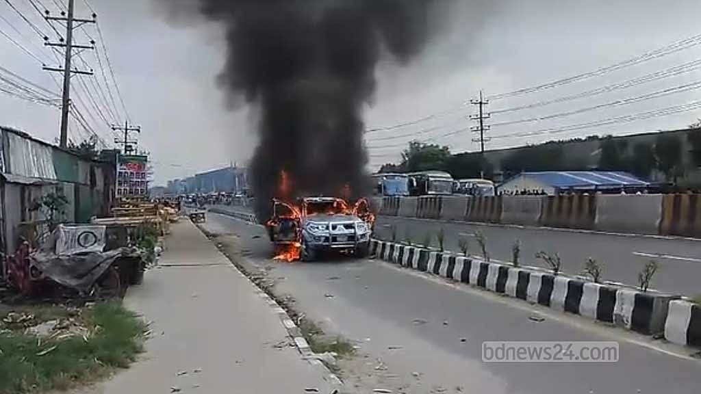 গাজীপুরে পোশাক শ্রমিকদের মহাসড়ক অবরোধ, গাড়িতে আগুন