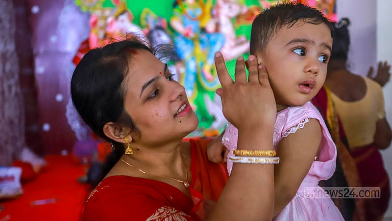 ঢাকার রমনা কালী মন্দিরে বড়দের পাশাপাশি এসেছিল শিশুরাও।&amp;nbsp;ছবি: তাওহীদুজ্জামান তপু