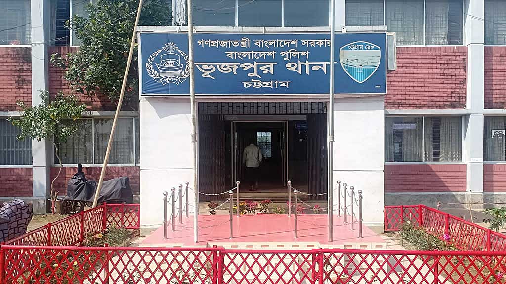 চট্টগ্রামে ফেন্সিডিলসহ আটক পুলিশ পরিচয় দেওয়া যুবক