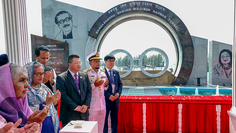 চট্টগ্রামের পতেঙ্গায় শনিবার কর্ণফুলী নদীর তলদেশে নির্মিত বঙ্গবন্ধু শেখ মুজিবুর রহমান টানেল উদ্বোধন শেষে মোনাজাতে অংশ নেন প্রধানমন্ত্রী শেখ হাসিনা।