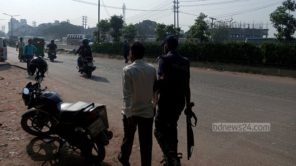 সাভারে রাজধানীর প্রবেশপথে ব্যাপক তল্লাশি, আটক অর্ধ শতাধিক