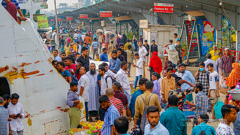 বিএনপি-জামায়াতের অবরোধ কর্মসূচির আগের দিন সোমবার সদরঘাট থেকে লঞ্চে করে ঢাকা ত্যাগ করেন অনেকেই।
