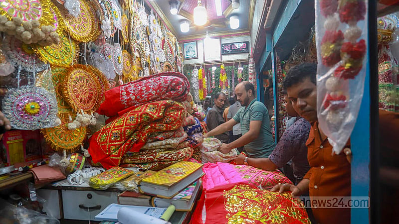 পুরান ঢাকার শাঁখারিবাজারের একটি দোকানে সাজিয়ে রাখা হয়েছে দুর্গা প্রতিমার সাজসজ্জার বিভিন্ন উপকরণ।&amp;nbsp;ছবি: তাওহীদুজ্জামান তপু