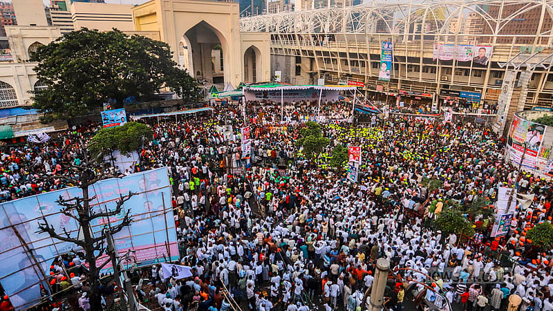 ঢাকার বায়তুল মোকররম মসজিদের দক্ষিণ গেটে শনিবার আওয়ামী লীগ আয়োজিত শান্তি ও উন্নয়ন সমাবেশে মানুষের ঢল।&amp;nbsp;ছবি: তাওহীদুজ্জামান তপু