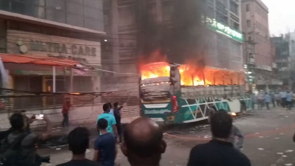 ‘ডিবি পুলিশের জ্যাকেট’ পরে বাসে আগুন