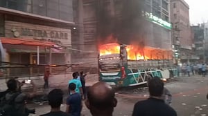 ‘ডিবি পুলিশের জ্যাকেট’ পরে বাসে আগুন