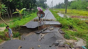 সাঁথিয়ায় ভারি বর্ষণে সড়কে ধস, বন্ধ যান চলাচল