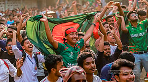 টিএসসিতে ক্রিকেটপ্রেমীদের ঢল