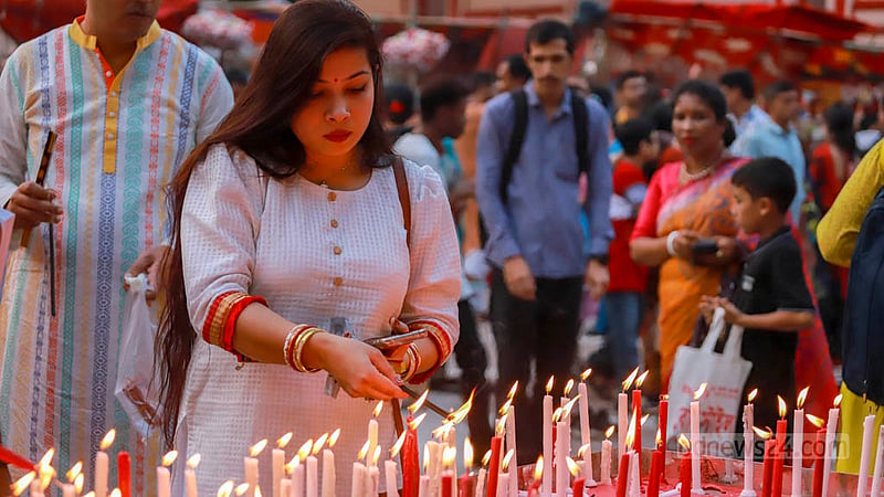 দুর্গা পূজার মহাসপ্তমীতে শনিবার বিকালে ঢাকার ঢাকেশ্বরী মন্দিরে মোম জ্বালান পূণ্যার্থীরা।&amp;nbsp;ছবি: তাওহীদুজ্জামান তপু