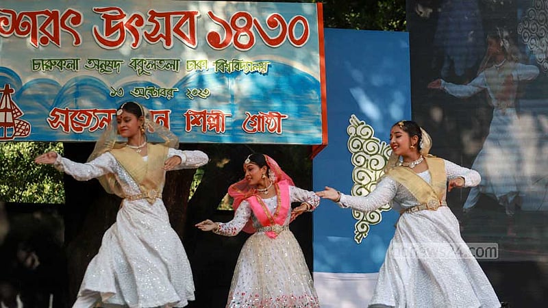 চারুকলার বকুলতলায় শুক্রবার শরৎ উৎসবে নৃত্য পরিবেশন করেন শিল্পীরা।