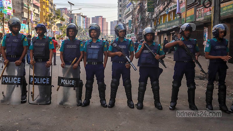 অবরোধের প্রথম দিন মঙ্গলবার সকালে নয়া পল্টনে বিএনপি কার্যালয়ের সামনে পুলিশের সতর্ক অবস্থান।&amp;nbsp;ছবি: তাওহীদুজ্জামান তপু