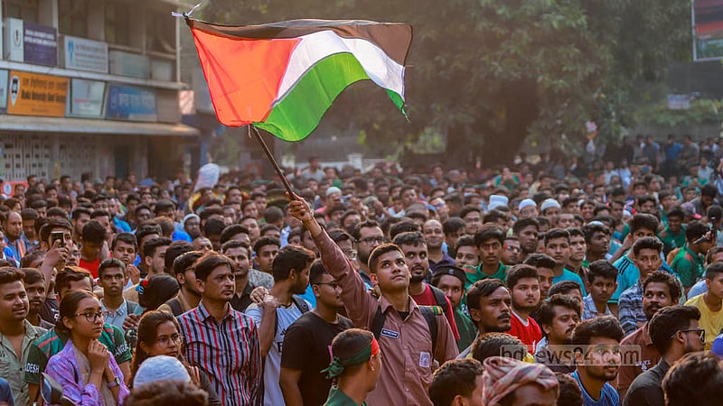 বাংলাদেশ বনাম ভারতের খেলা দেখতে টিএসসি প্রাঙ্গণে এক কলেজ শিক্ষার্থী সংকটে থাকা ফিলিস্তিনের পতাকা ওড়ান।&amp;nbsp;ছবি: তাওহীদুজ্জামান তপু