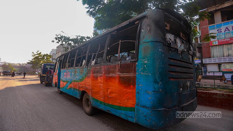 বিএনপি-জামায়াতের ডাকা হরতালের মধ্যে রোববার ভোরে ঢাকার মোহাম্মদপুর বাসস্ট্যান্ড এলাকায় সড়কে স্বাধীন পরিবহনের একটি বাসে আগুন দেওয়া হয়।&amp;nbsp;ছবি: তাওহীদুজ্জামান তপু