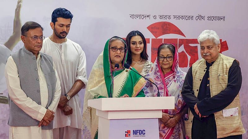 আগারগাঁওয়ে বাংলাদেশ ফিল্ম আর্কাইভ ভবনে বৃহস্পতিবার ‘মুজিব: একটি জাতির রূপকার’ চলচ্চিত্রের প্রিমিয়ার শো অনুষ্ঠানে চলচ্চিত্রের কলাকুশলীরা।&amp;nbsp;ছবি: সাইফুল ইসলাম কল্লোল