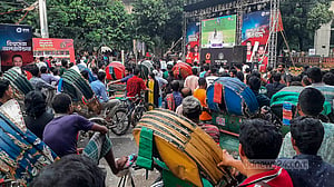 টিএসসির বড় পর্দায় বিশ্বকাপ ক্রিকেট