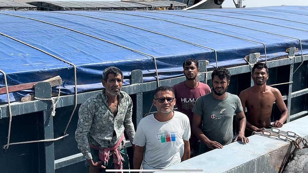 ৯৯৯ এ ফোন: সমুদ্র থেকে ১৪ নাবিক উদ্ধার