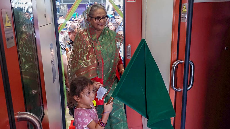 পদ্মা সেতু দিয়ে রেলযাত্রা উদ্বোধনের পর ট্রেনে করে মাওয়া থেকে ভাঙ্গা যান প্রধানমন্ত্রী শেখ হাসিনা।&amp;nbsp;ছবি: পিএমও