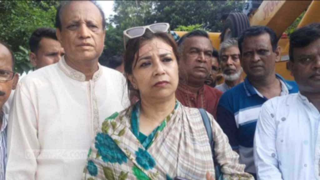 টাঙ্গাইলে ভেঙে যাওয়া বেইলি ব্রিজ পরিদর্শনে তারানা হালিম