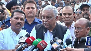 একশ’র মত আহত পুলিশ ও আনসার বিভিন্ন হাসপাতালে: স্বরাষ্ট্রমন্ত্রী