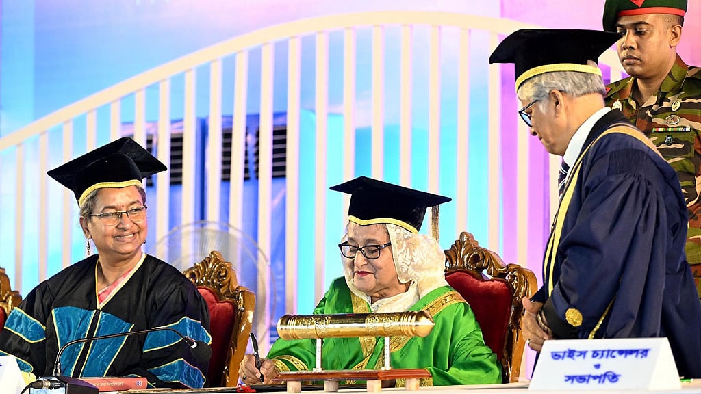 গৌরব ফেরাতে গবেষণায় বিশেষ নজর দিন: ঢাবিতে প্রধানমন্ত্রী