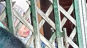 বার বার বাসায় ‘অভিযান’, ‘ভয় পাচ্ছেন’ আফরোজা আব্বাস