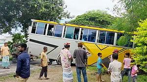 পাবনায় বাস-অটোরিকশা সংঘর্ষে প্রাণ গেল ২ জনের