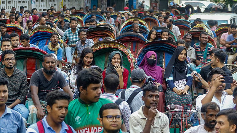 ঢাকা বিশ্ববিদ্যালয়ের টিএসসি প্রাঙ্গণে শনিবার দুপুর থেকে বাংলাদেশের খেলা দেখতে ছিল নানা শ্রেণির মানুষ ভিড়।