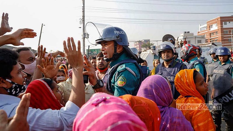 বেতন বৃদ্ধির দাবিতে মঙ্গলবার সকোলে গাজীপুর চৌরাস্তা এলাকায় বিক্ষোভরত পোশাক শ্রমিকদের থামানোর চেষ্টায় পুলিশ সদস্যরা।&amp;nbsp; ছবি: মাহমুদ জামান অভি