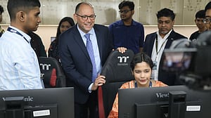 ধানমন্ডি থেকে গুলশানের নতুন ঠিকানায় ইএমকে সেন্টার