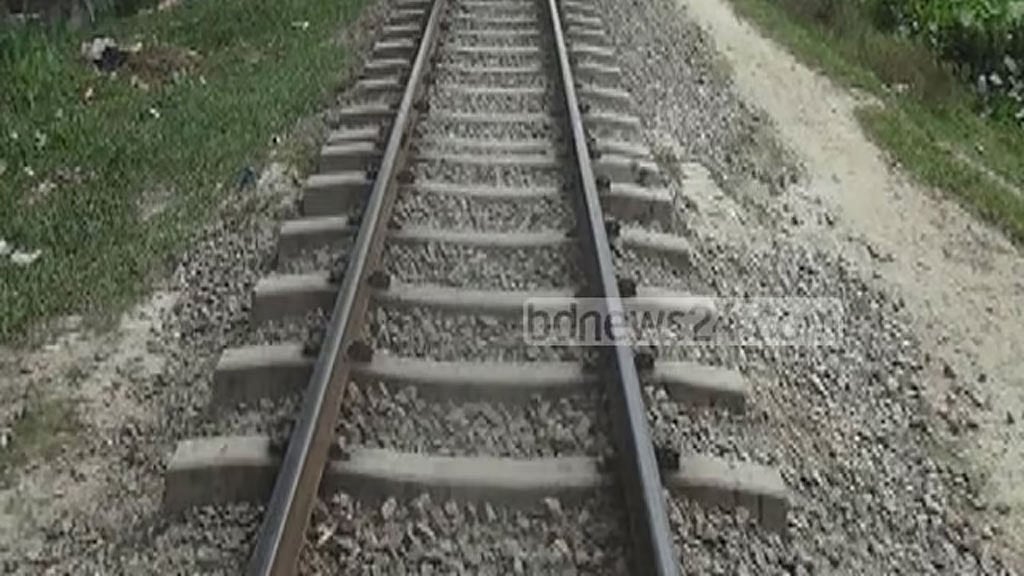 রেলক্রসিং পার হওয়ার সময় ট্রেনের ধাক্কায় নিহত ২