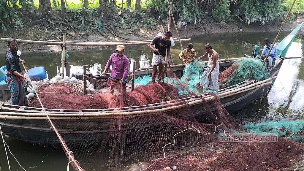 মধ্যরাত থেকে ২২ দিন পদ্মা-মেঘনায় ইলিশসহ সব ধরনের মাছ ধরা নিষিদ্ধ