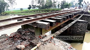 সেতু দেবে যাওয়ায় কুড়িগ্রামের সঙ্গে রেল যোগাযোগ বন্ধ