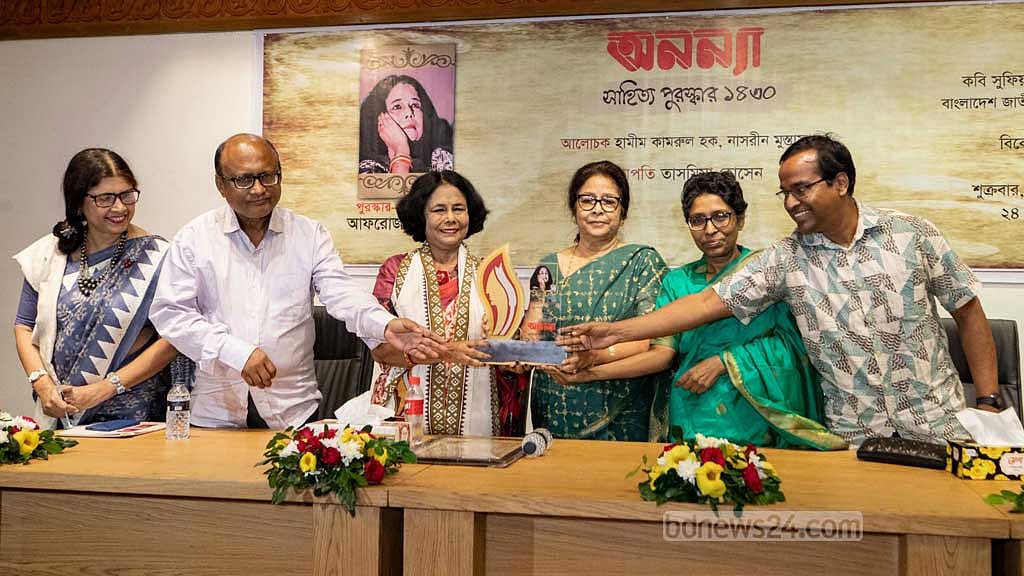 অনন্যা সাহিত্য পুরস্কার পেলেন আফরোজা পারভীন