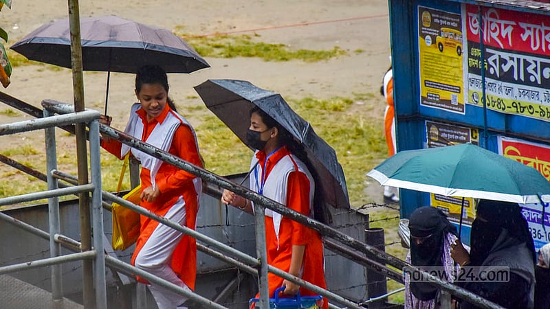 চট্টগ্রাম নগরীর দামপাড়া এলাকায় বৃহস্পতিবার বৃষ্টি থেকে রক্ষায় ছাতা মাথায় দেখা গেছে অনেককেই।&amp;nbsp;ছবি: সুমন বাবু