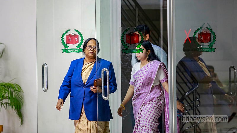 দ্বাদশ সংসদ নির্বাচনের সময়সূচি নির্ধারণের বিষয়ে আলোচনা করতে বুধবার বিকালে প্রধান নির্বাচন কমিশনারের কক্ষে যাচ্ছেন নির্বাচন কমিশনার বেগম রাশেদা সুলতানা।