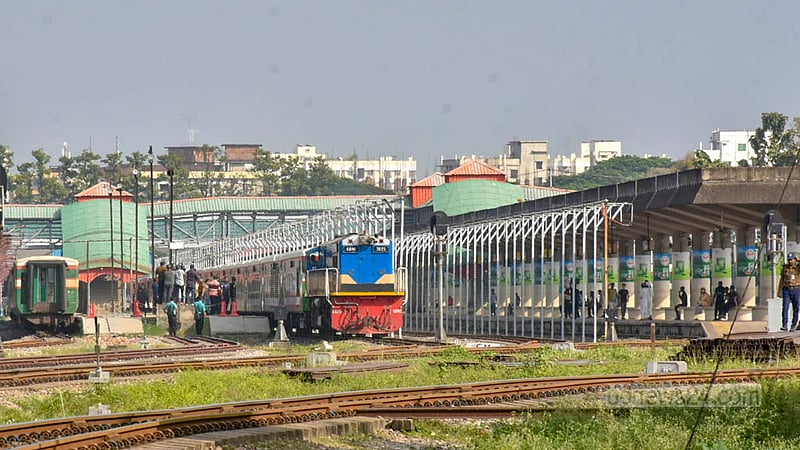 কক্সবাজারের আইকনিক স্টেশন যাওয়ার আগে মঙ্গলবার দুপুরে চট্টগ্রাম স্টেশনের প্লাটফর্মে লাল-সবুজ রঙের নতুন ট্রেন।&amp;nbsp;ছবি: সুমন বাবু