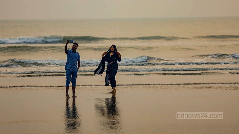 কক্সবাজার সমুদ্র সৈকতের কলাতলী পয়েন্টে রোববার বিকালে ঘুরতে আসা পর্যটক।&amp;nbsp;ছবি: মাহমুদ জামান অভি
