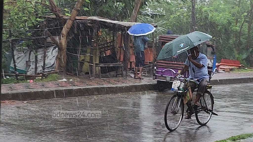 মিধিলি: মোংলা বন্দরে পণ্য খালাস বন্ধ, টানা বৃষ্টিতে ভোগান্তি