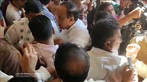 সাংবাদিকদের দিকে তেড়ে যাওয়ার বিষয়ে লিখিত ব্যাখ্যা দিলেন এমপি মোস্তাফিজুর