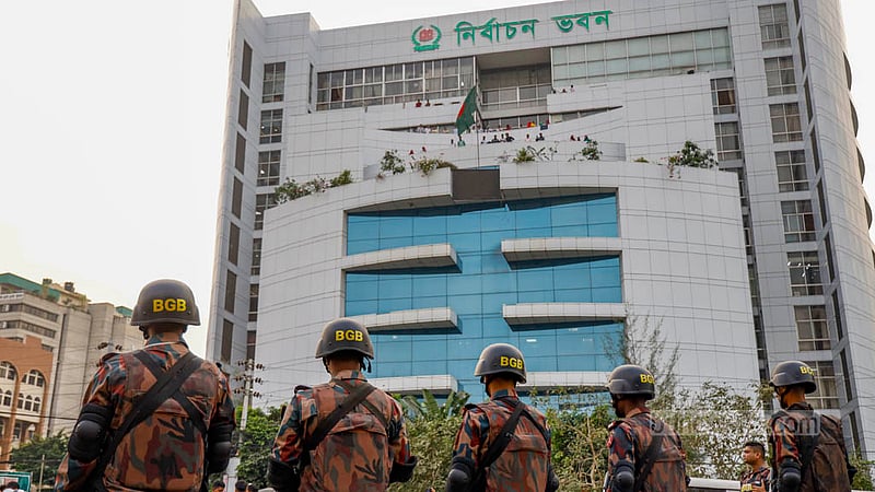 দ্বাদশ সংসদ নির্বাচনের সময়সূচি ঘোষণার দিন বুধবার সকাল থেকে আগারগাঁওয়ে নির্বাচন কমিশন ভবন ঘিরে নিরাপত্তায় বিজিবি সদস্যরা।