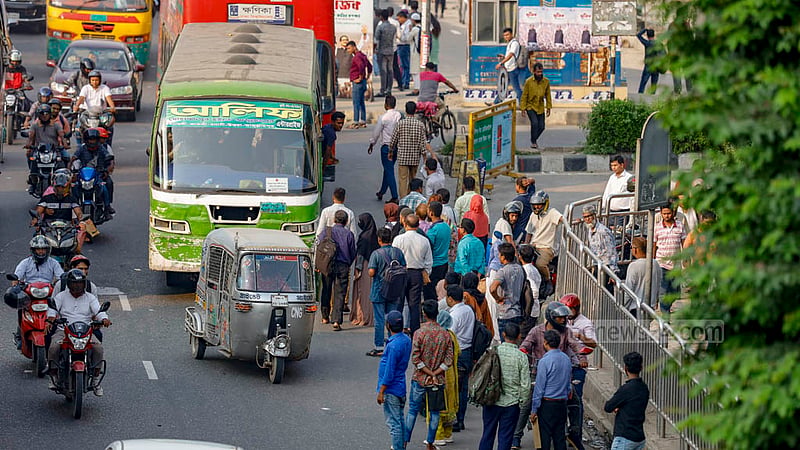 বনানীর কাকলী মোড়ের কাছেই বাস থামার নির্ধারিত জায়গা। কিন্তু সেখানে না দাঁড়িয়ে কাকলী মোড়ে গাড়ির অপেক্ষায় যাত্রীরা।&amp;nbsp;ছবি: মাহমুদ জামান অভি