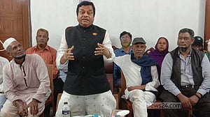 স্বতন্ত্র প্রার্থী হওয়ায় আওয়ামী লীগ নেতাকে ‘অপমান’