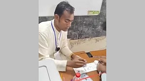 ৫৭ সেকেন্ডে ৪৩ ভোট: দুই উপনির্বাচন নিয়ে সিদ্ধান্ত সোমবার